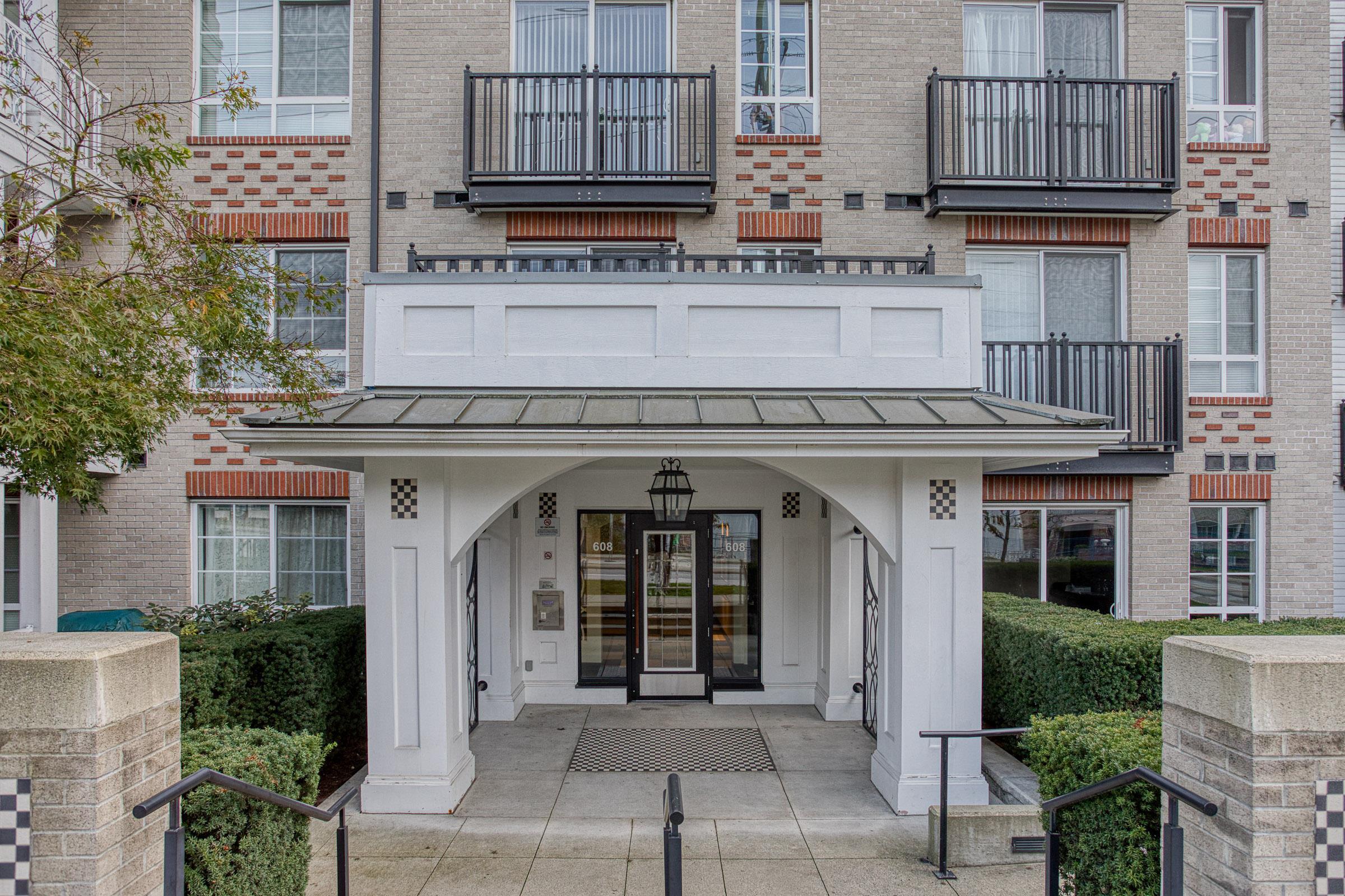 105 608 COMO LAKE AVENUE, Coquitlam For Sale 579,000 Condos.ca