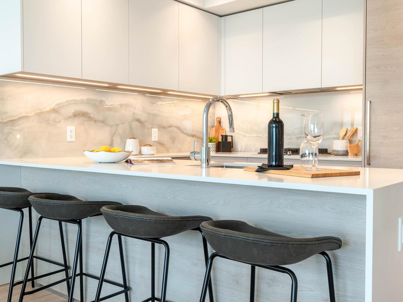 2302 680 QUAYSIDE DRIVE, New Westminster For Sale 838,000