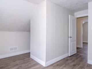 - Upper - 123 Henry St