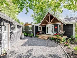 2696 Westshore Cres