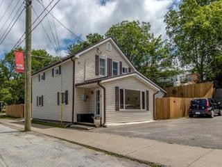 12 Robert St E