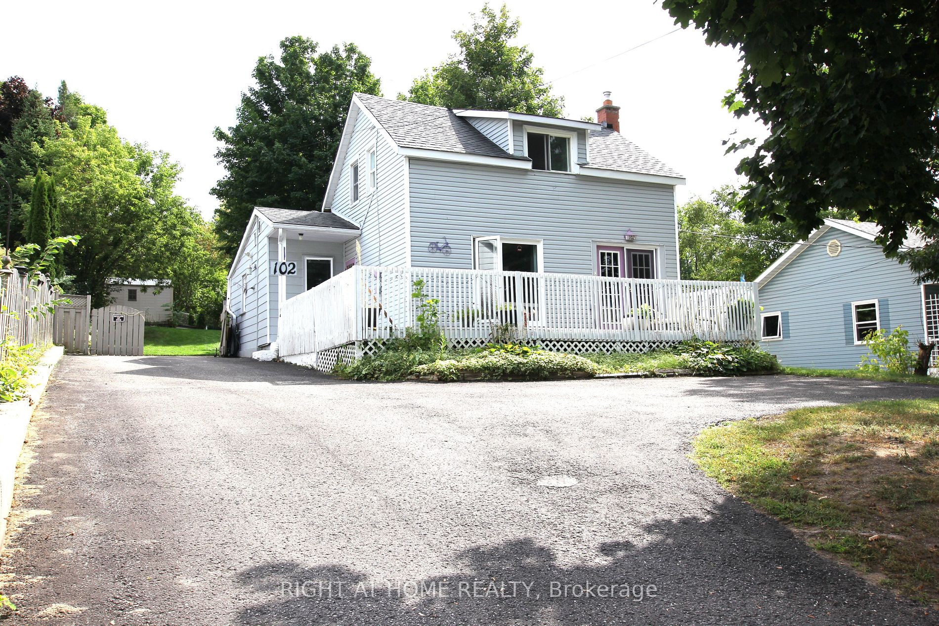 102 Poyntz St, For Sale 424,900 Property.ca