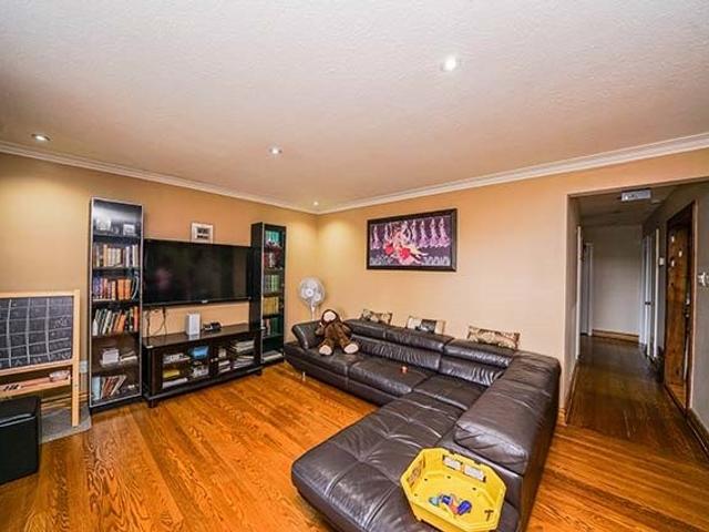 211 Clearbrooke Circ