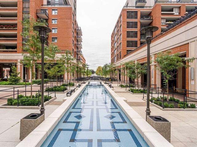 1017 - 800 Lawrence Ave W