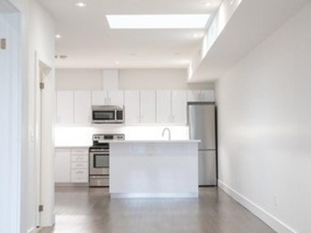100 - 2076 Dundas St W