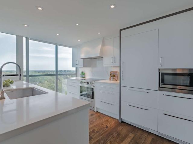 #806 - 2 Fieldway Rd