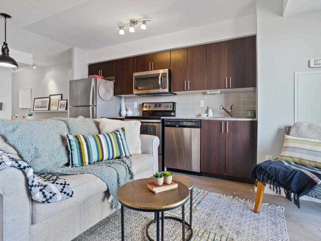 916 - 1420 Dupont St