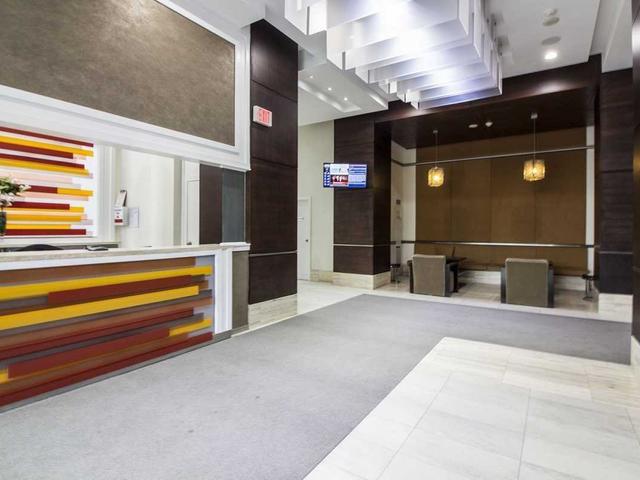 2804 - 330 Burnhamthorpe Rd