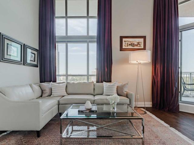 #806 - 2 Fieldway Rd