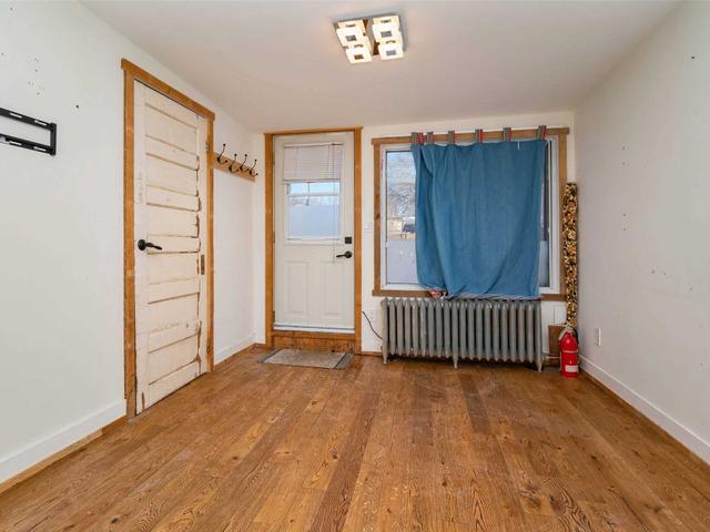 Upper - 2994 Dundas St W