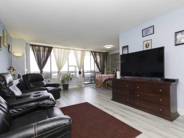 1801 - 11 Wincott Dr