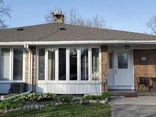 1489 Sandgate Cres