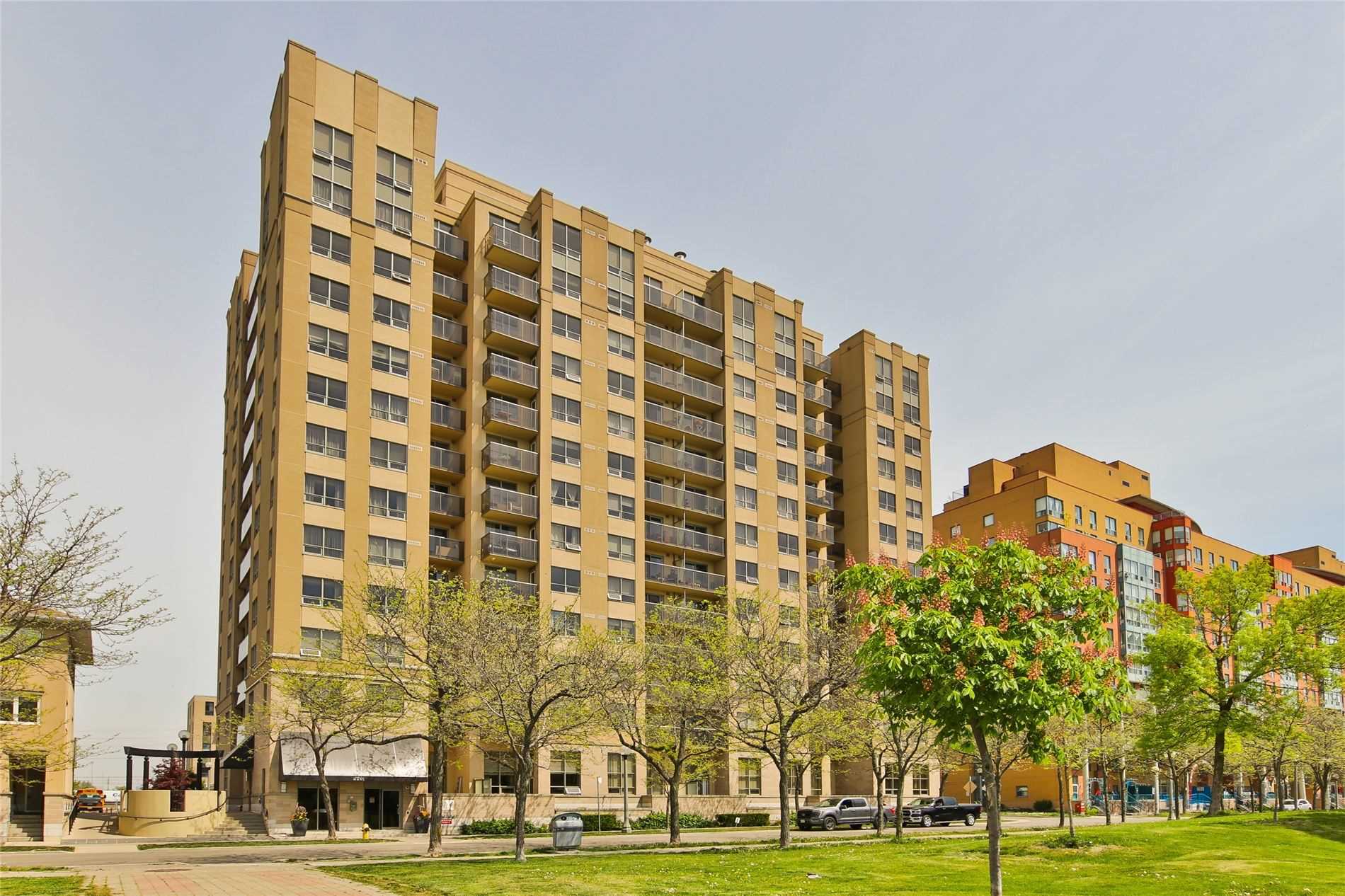 104 4 Elsinore Path, Etobicoke Sold,