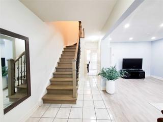 102 Courtleigh Sq