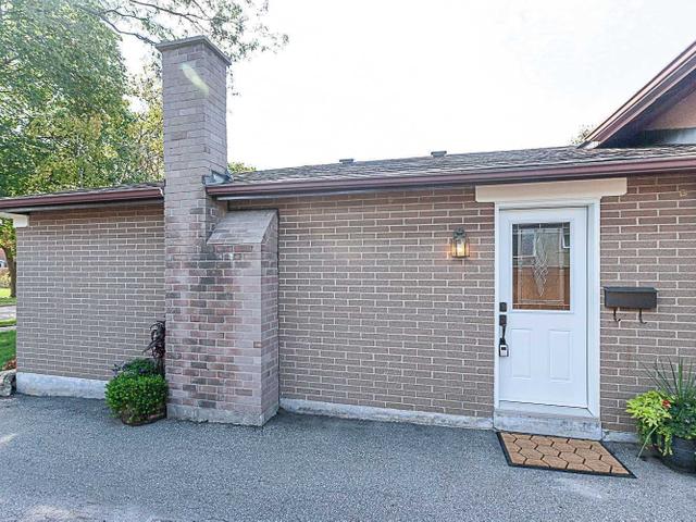 16 Duntroon Cres