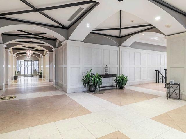 221 - 5233 Dundas St W