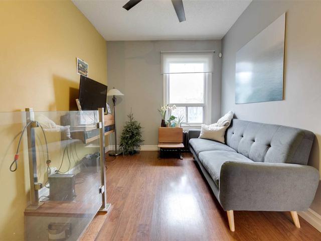 3252 Dundas St W