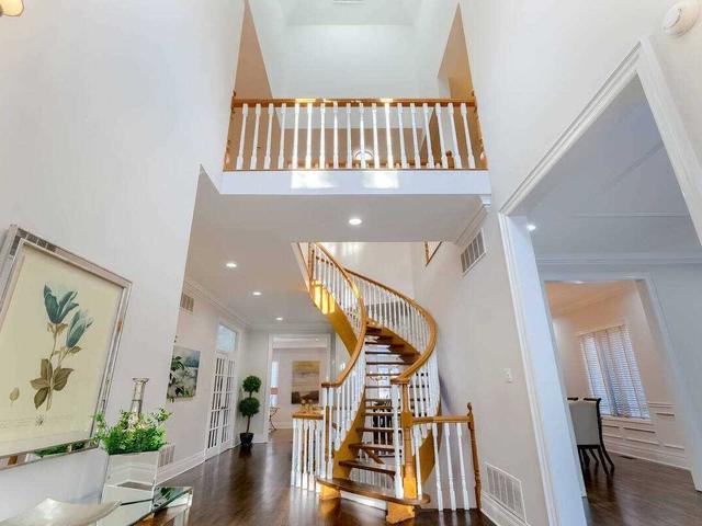 35 Royalavon Cres