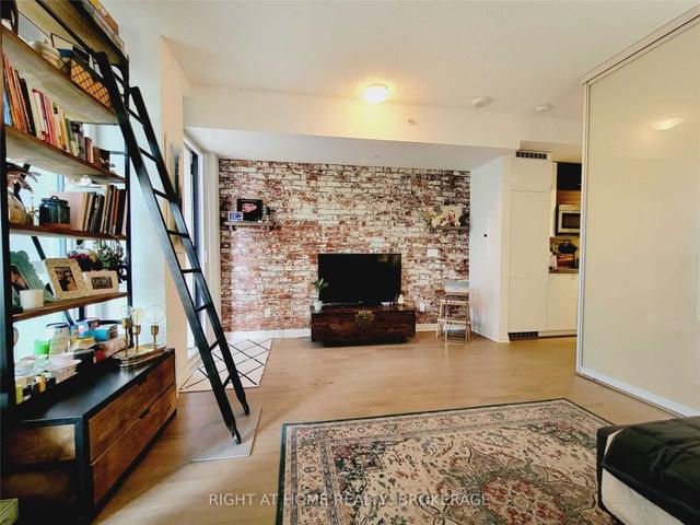 209 - 60 Annie Craig Dr