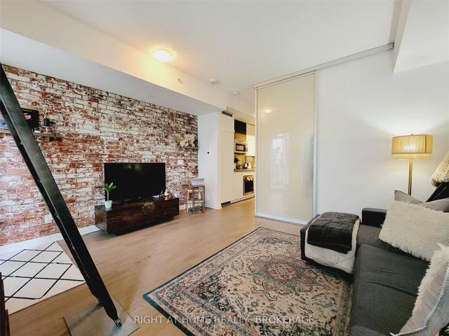 209 - 60 Annie Craig Dr