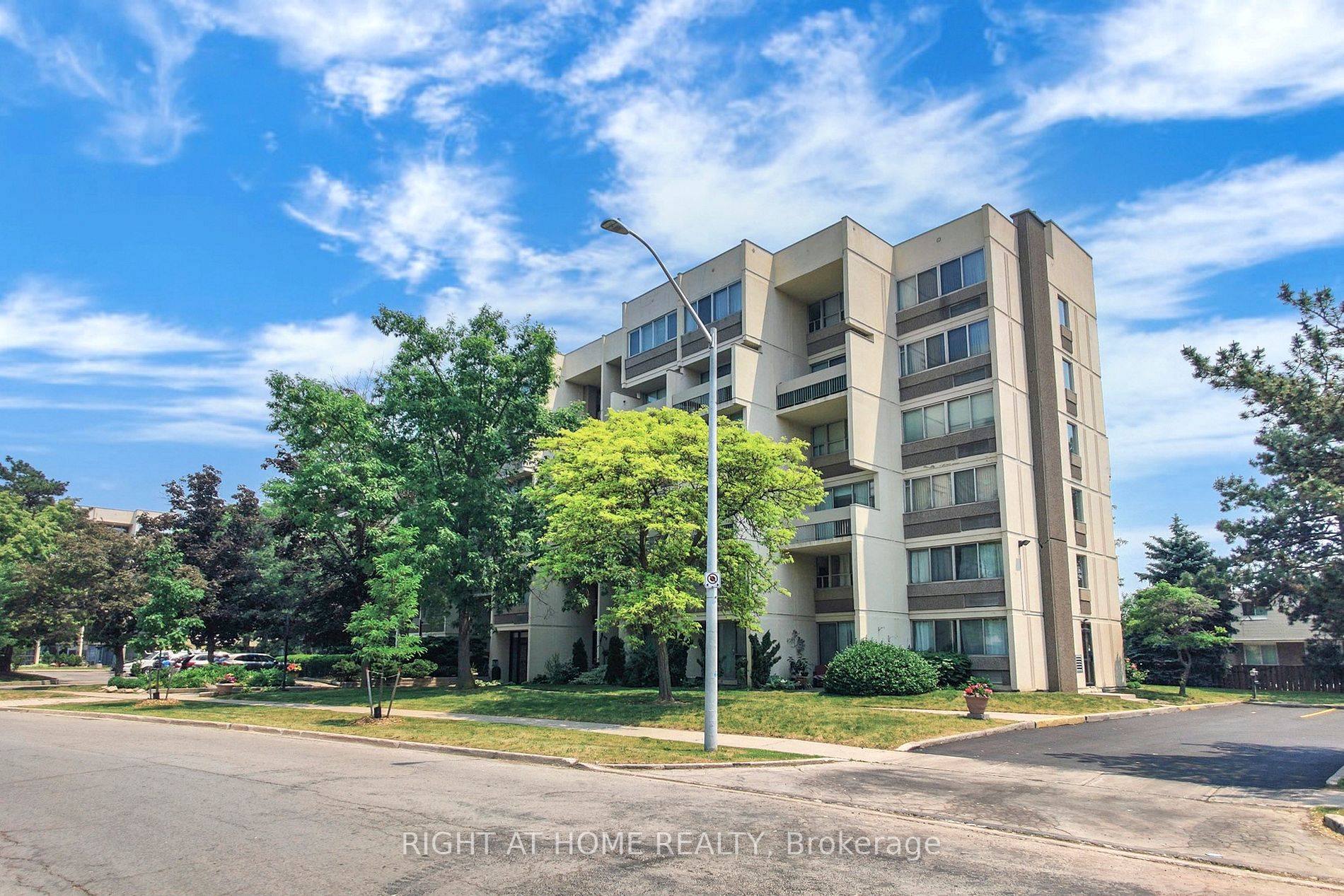 526 1300 Marlborough Crt, Oakville Sold, W6124252 Condos.ca
