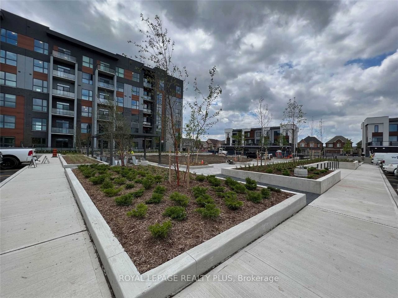 124 95 Dundas St W, Oakville Leased, W6756926 Condos.ca