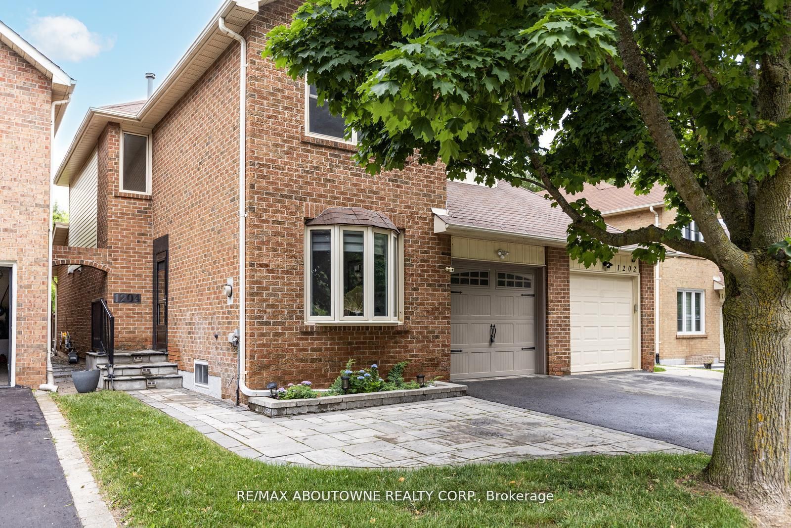 1204 Potters Wheel Cres, Oakville For Sale 1,288,000 Condos.ca