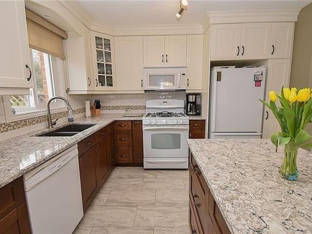 16 - 275 Pelham Rd