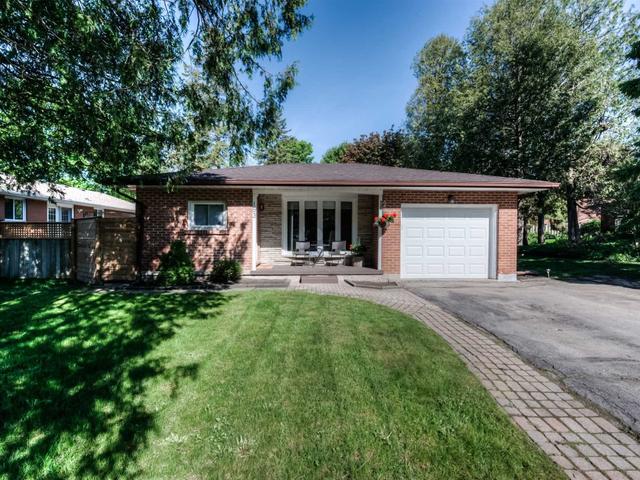 163 Pinegrove Cres
