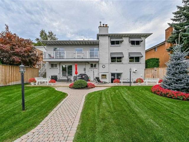 16 Leslie Dr