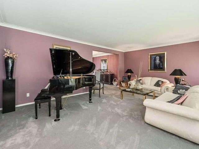 16 Leslie Dr