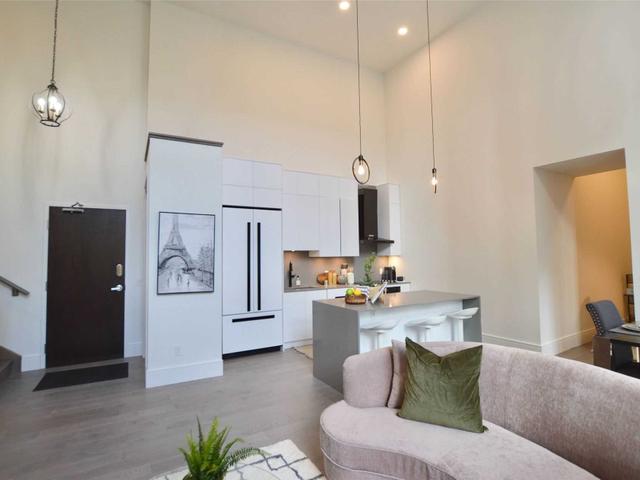 LPH09 - 112 King St E