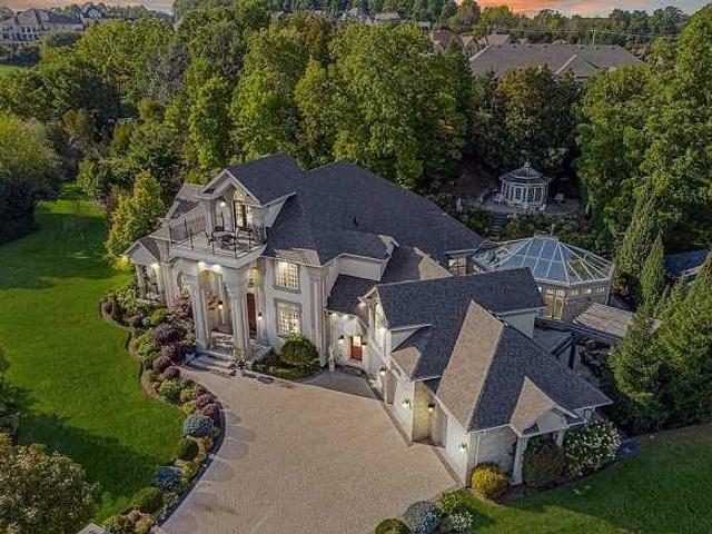 2082 Hidden Valley Cres