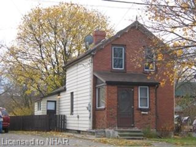 137 University Ave W