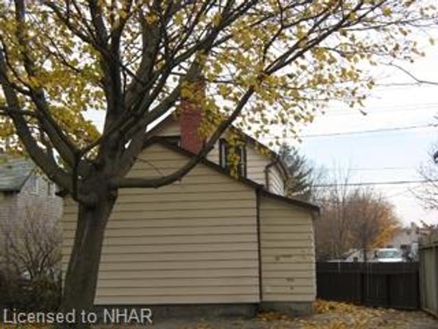 137 University Ave W