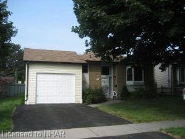 561 Mackechnie Cres