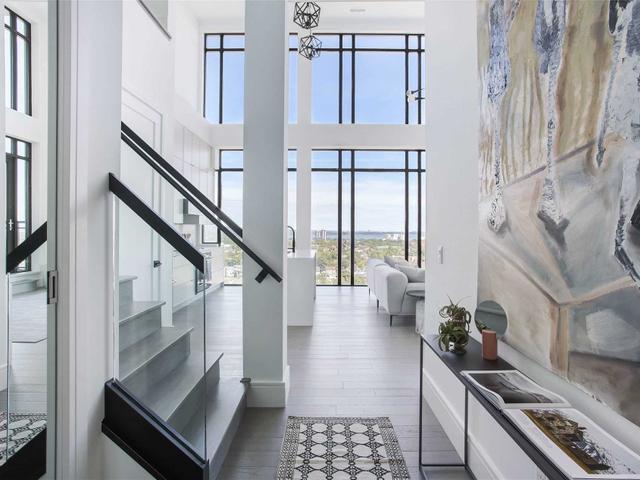 PH12 - 118 King St E