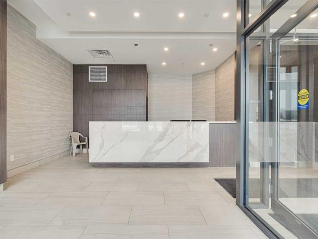 408 - 550 North Service Rd