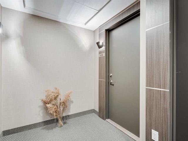 408 - 550 North Service Rd