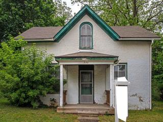 299 King St W