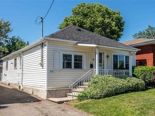 800 Roxborough Ave
