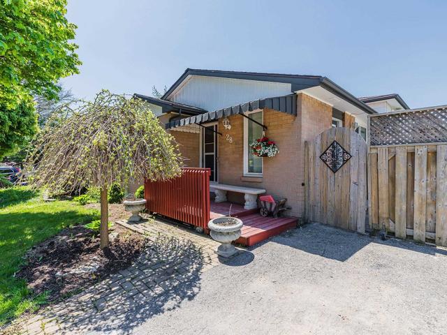 28 Queenslea Dr