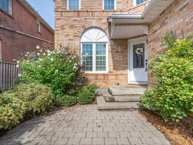 5 Strathroy Cres