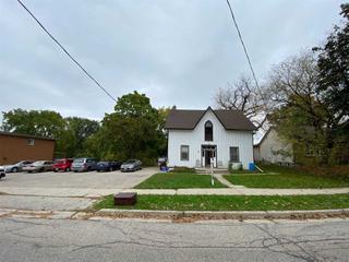 769 Stirling Ave S
