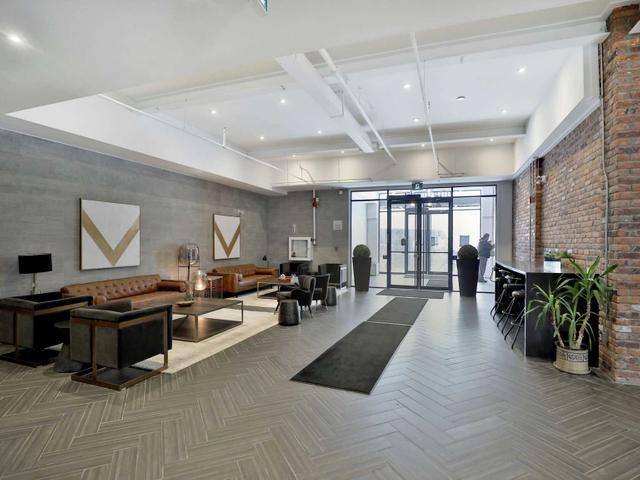 330 - 220 Dundurn St S