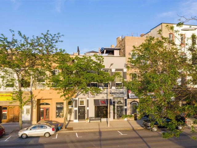 Upper - 182 Front St N