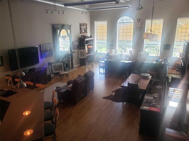 Upper - 182 Front St N