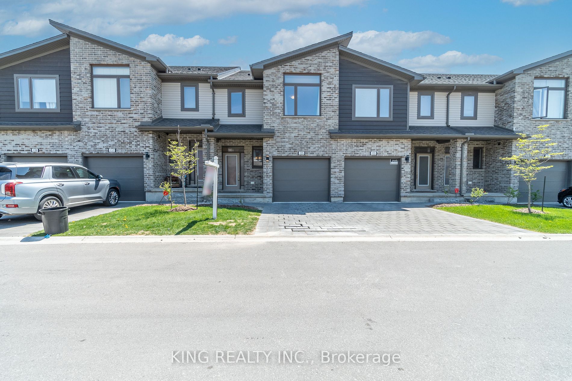 135 1960 Dalmagarry Rd E, London