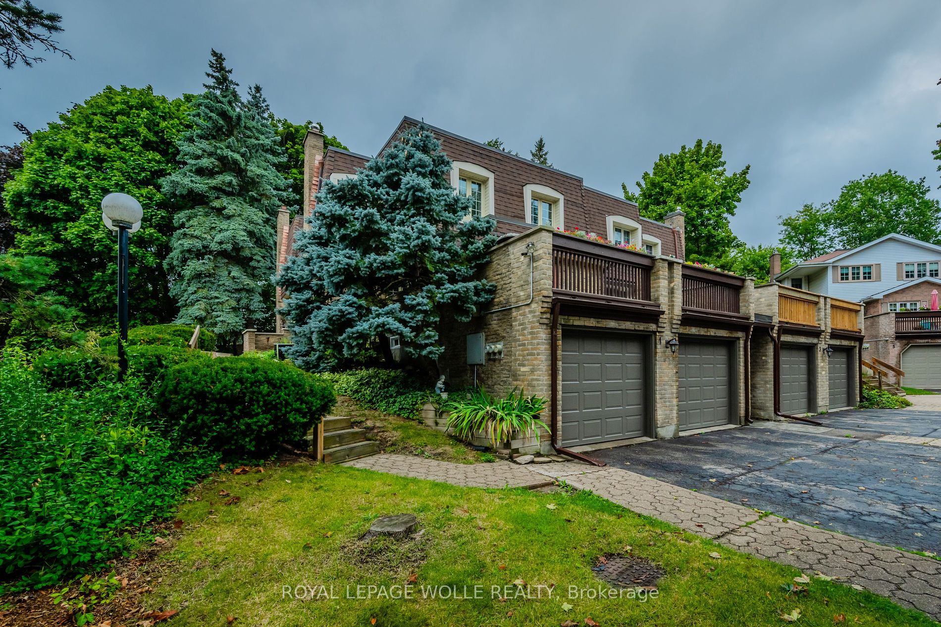 1 250 Kingswood Dr, Kitchener For Sale 489,000 Condos.ca