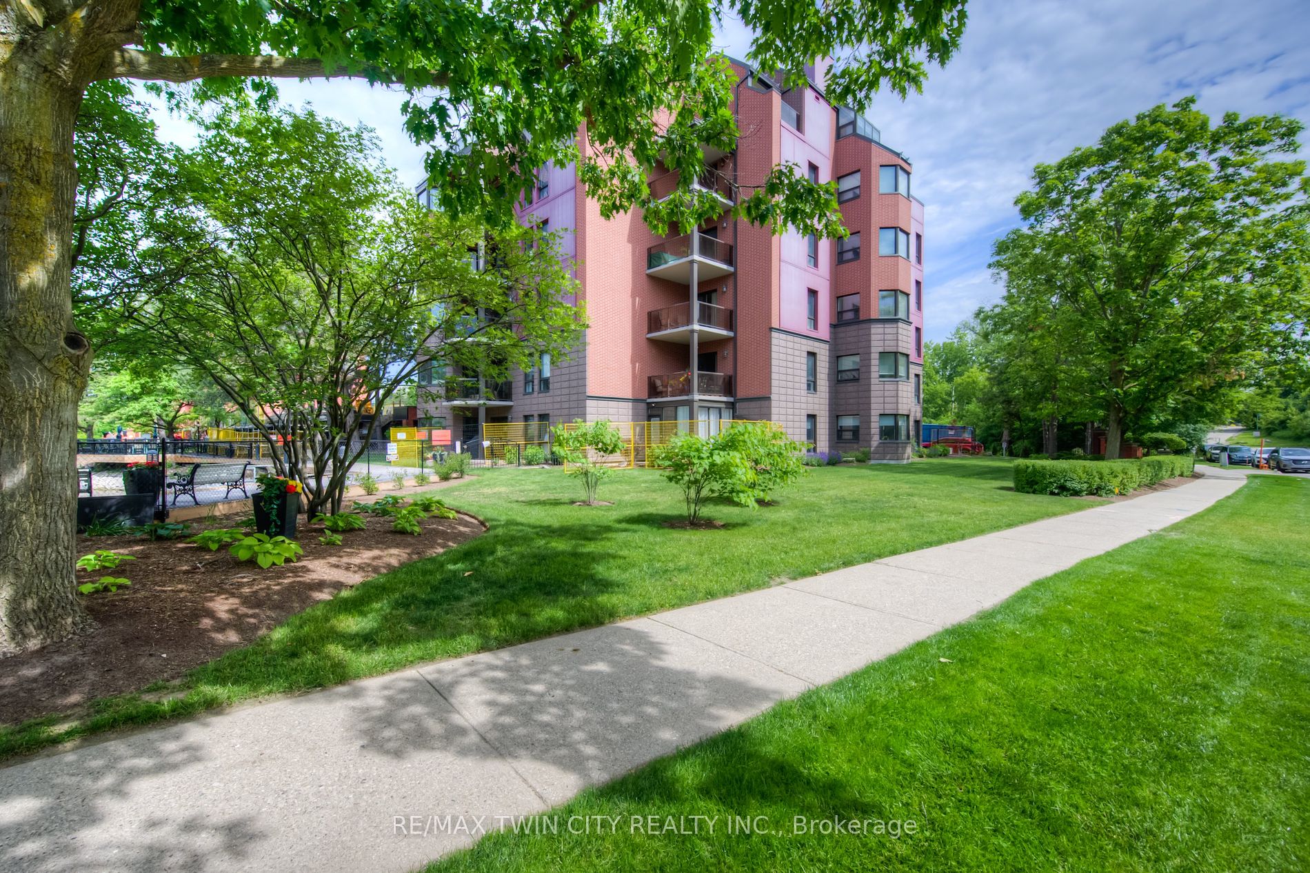 31 50 BLUE SPRINGS Dr, Waterloo For Sale 679,900 Condos.ca